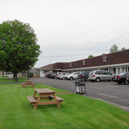 Arnprior Country Squire Motel מראה חיצוני תמונה