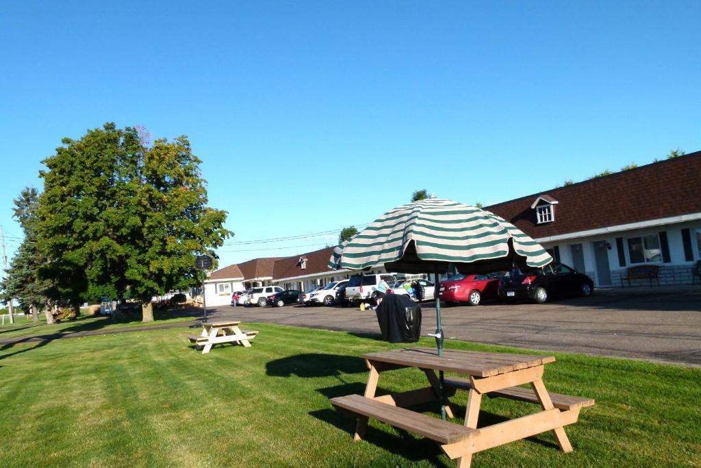Arnprior Country Squire Motel מראה חיצוני תמונה