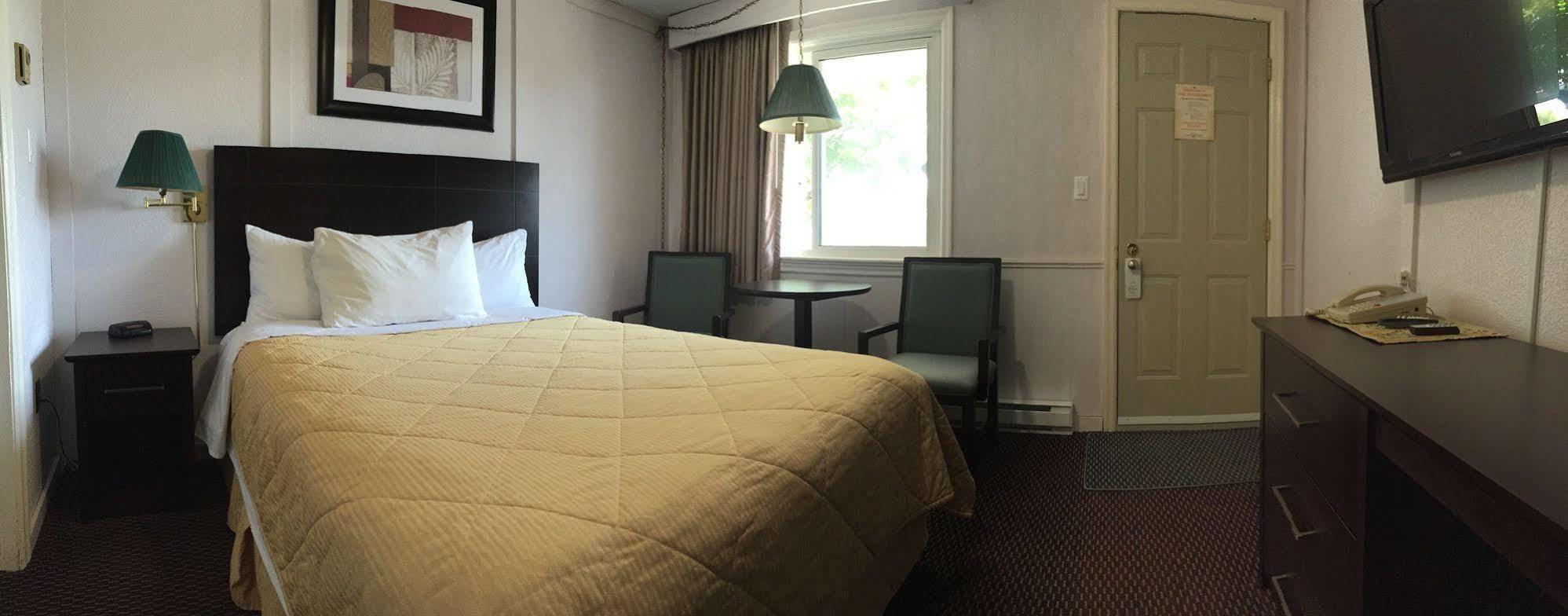 Arnprior Country Squire Motel מראה חיצוני תמונה