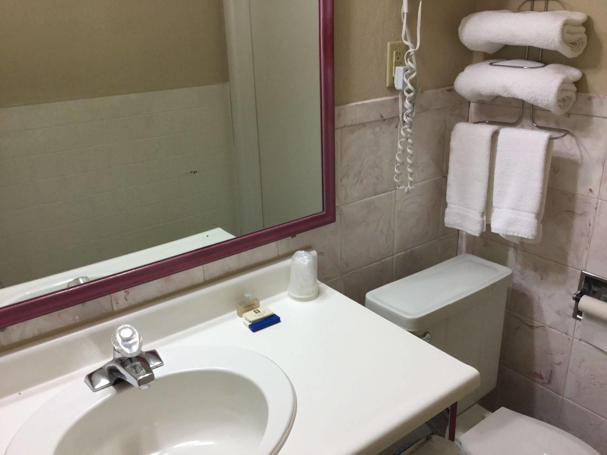 Arnprior Country Squire Motel מראה חיצוני תמונה