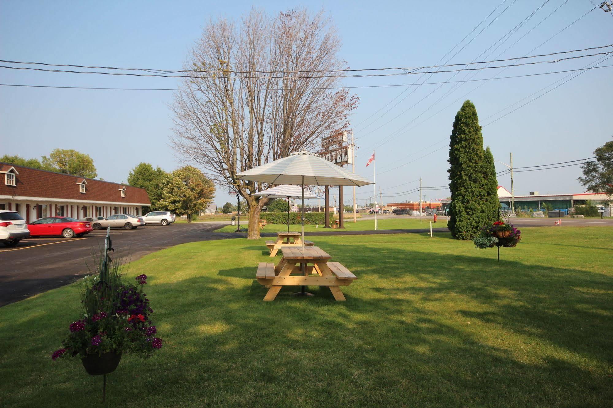 Arnprior Country Squire Motel מראה חיצוני תמונה