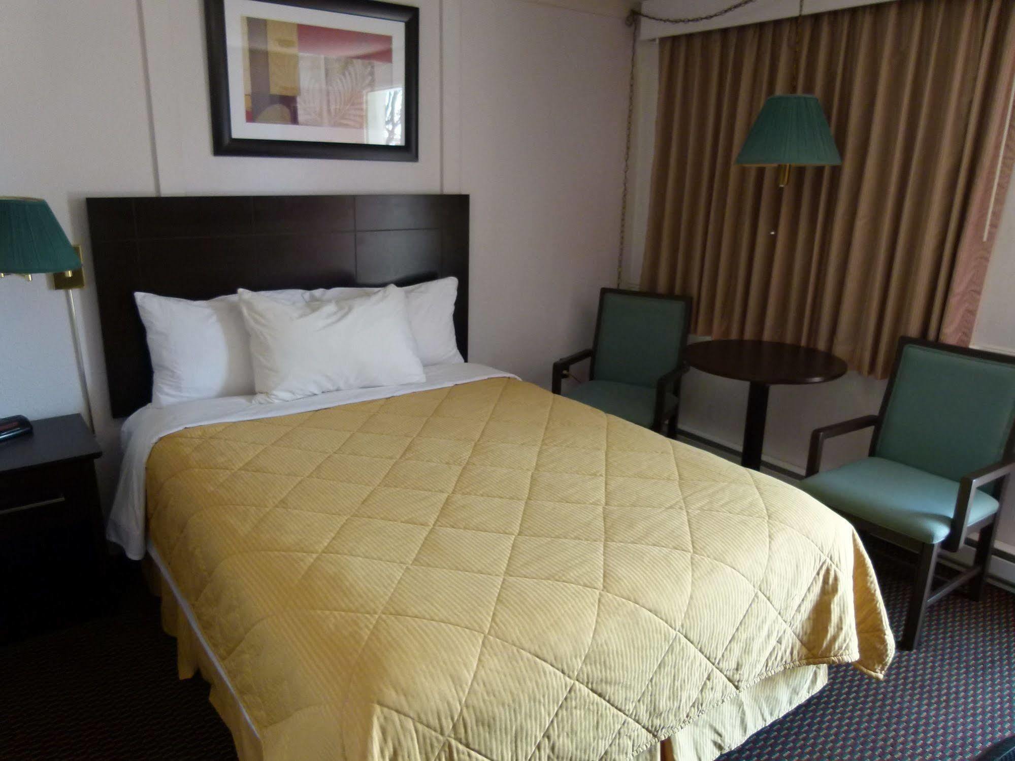 Arnprior Country Squire Motel מראה חיצוני תמונה