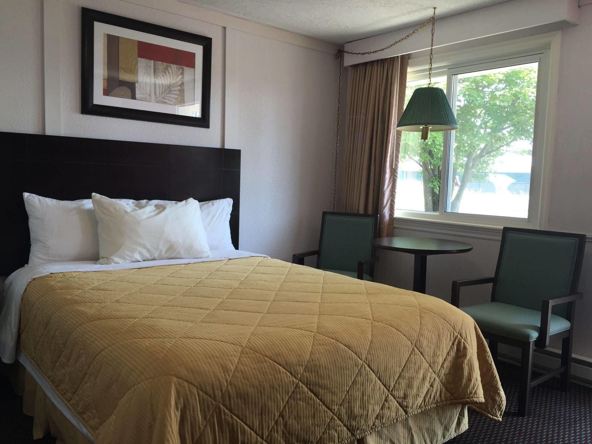 Arnprior Country Squire Motel מראה חיצוני תמונה