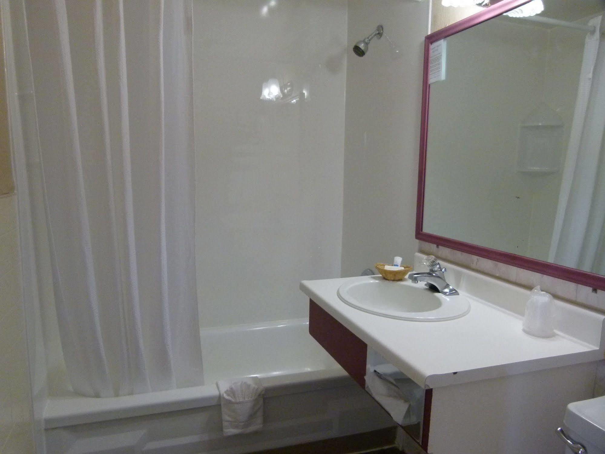 Arnprior Country Squire Motel מראה חיצוני תמונה